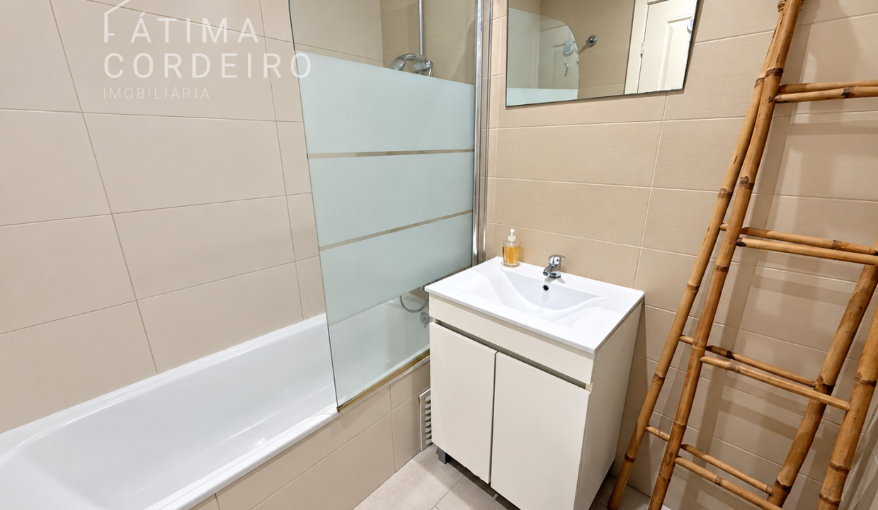 Azulejos limpos e iluminação equilibrada