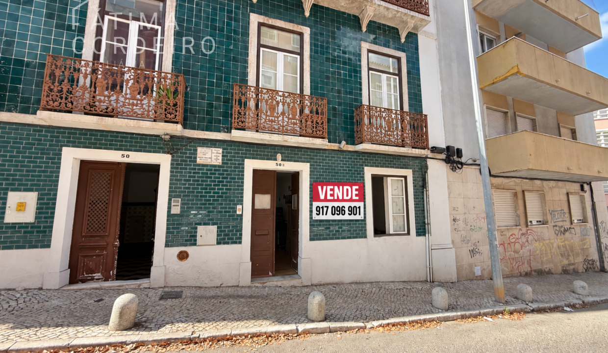 Placa de venda na fachada