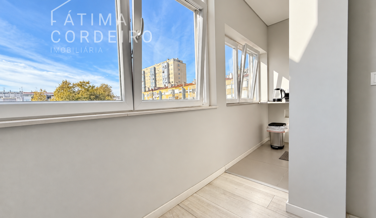 Corredor interior com luz natural