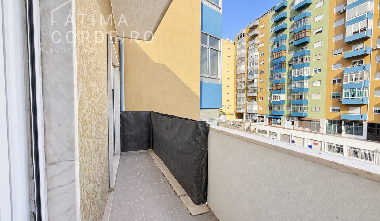 Interior imobiliário com iluminação equilibrada