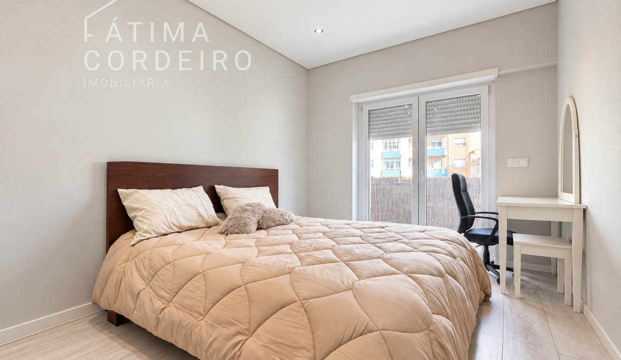 Quarto luminoso com cama e espelho