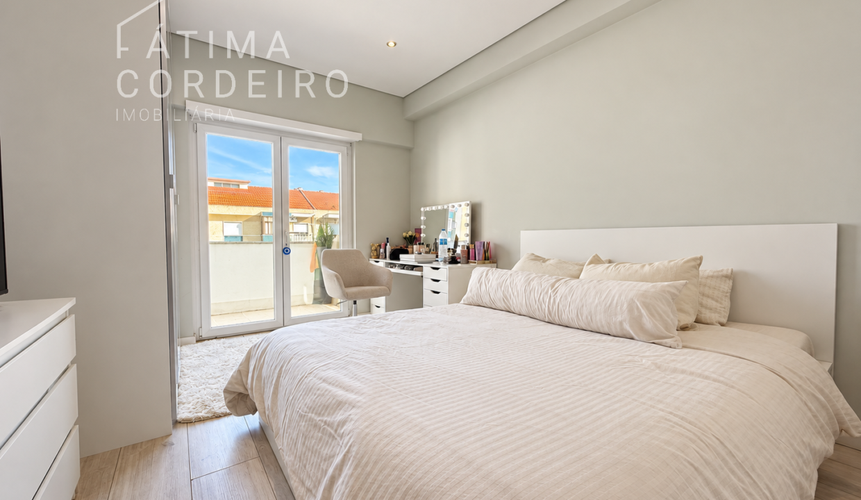 Quarto luminoso com cama impecável (1)