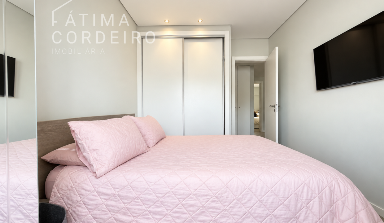 Quarto luminoso com cama impecável