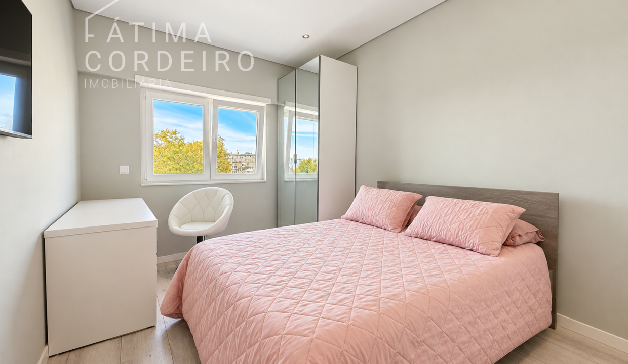 Quarto luminoso com cama rosa