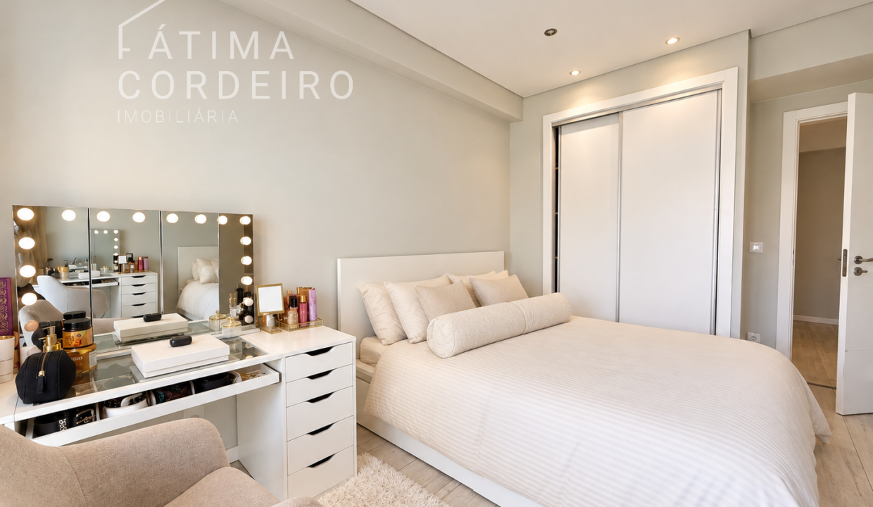 Quarto luminoso e impecavelmente arrumado